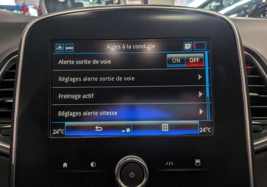 Écran tactile central du Renault Grand Scenic IV affichant les réglages des aides à la conduite, intérieur noir.