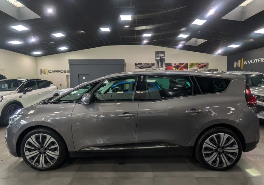 Renault Grand Scénic IV TCe 140 gris Cassiopé, vue de profil côté gauche en intérieur, jantes alliage distinctives.