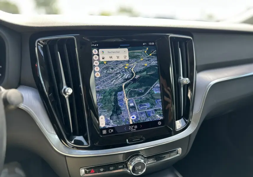 Vue rapprochée de la console centrale tactile du Volvo S60 2024, affichant un GPS en mode carte.
