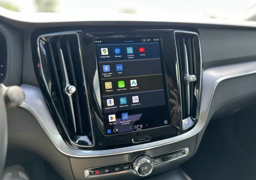 Écran tactile central vertical du tableau de bord de la Volvo S60 2024 avec interface Apple CarPlay et Android Auto.