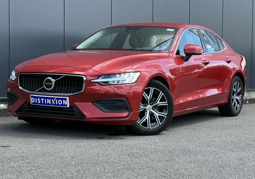Volvo S60 rouge Fusion vue 3/4 avant droit, jantes alliage 17 pouces et calandre chromée distinctive.