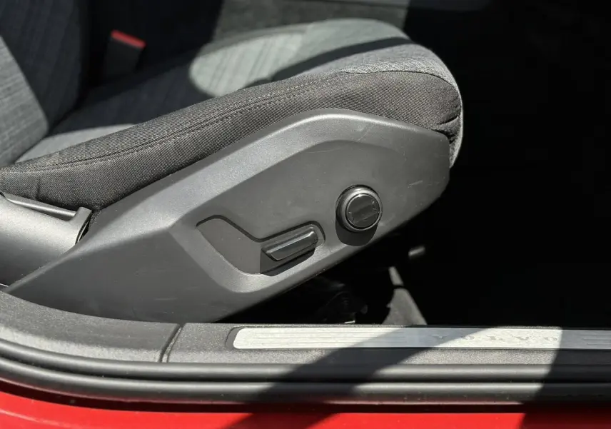 Détail du réglage électrique du siège avant côté conducteur sur Volvo S60 Rouge Fusion 2024.