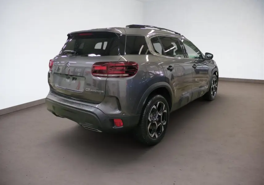 Vue 3/4 arrière droite du Citroën C5 Aircross Hybrid gris Platinium avec jantes alliage et feux arrière LED 3D.
