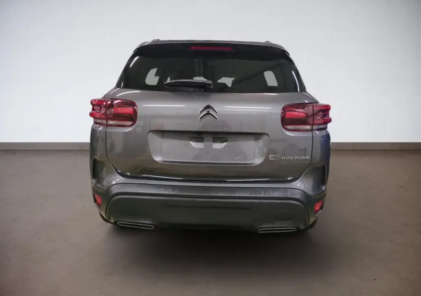Vue arrière d’un Citroën C5 Aircross Hybrid gris Platinium avec hayon électrique et feux arrière LED 3D.