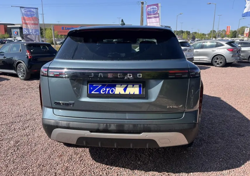 Vue arrière d'un JAECOO J7 gris olive 2026 avec feux LED horizontaux et plaque d'immatriculation Zero KM visible.