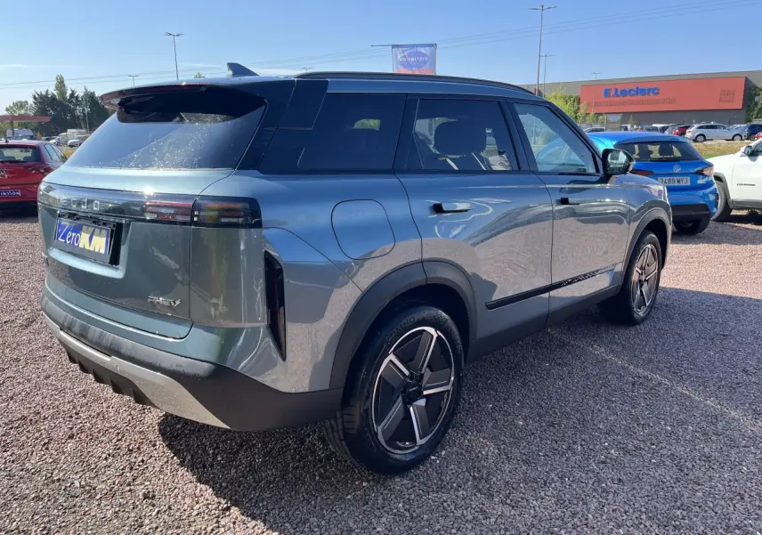 Vue 3/4 arrière droite du SUV JAECOO J7 gris olive avec toit noir, vitres surteintées et jantes modernes.