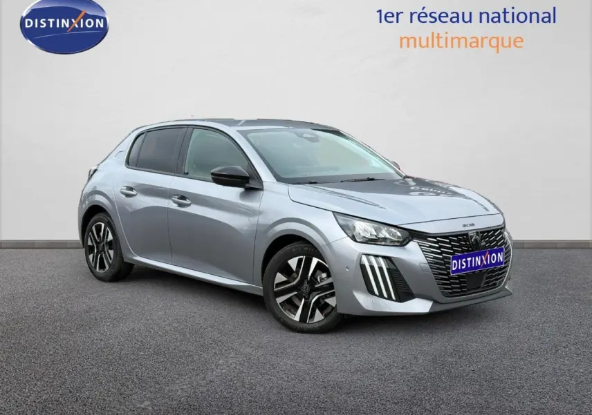 Peugeot 208 gris Artense vue 3/4 avant droit, avec jantes alliage et calandre distinctive noire.