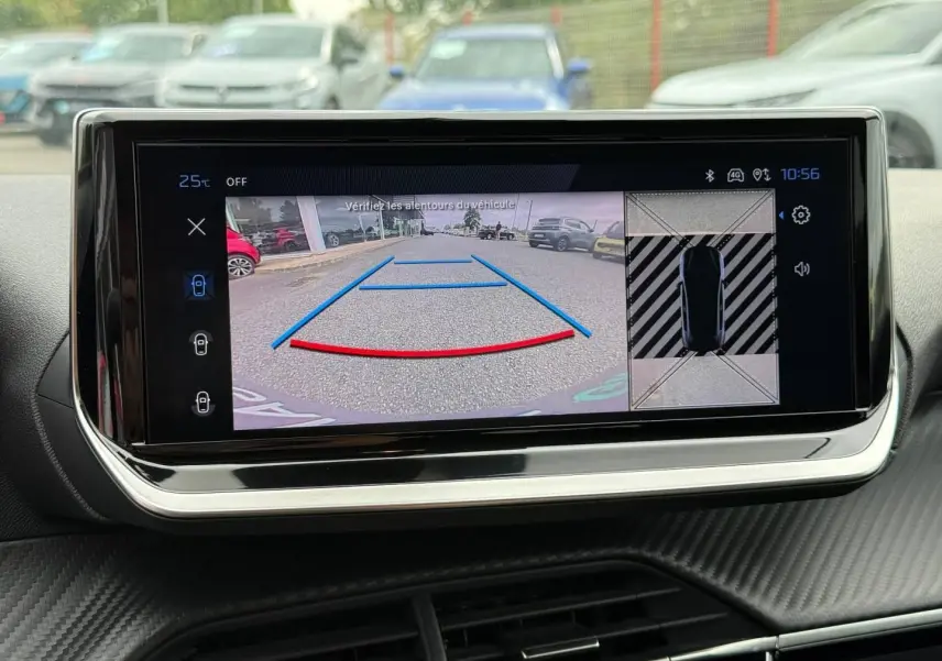 Écran tactile intérieur de la Peugeot 208 2025 montrant la caméra de recul et l’aide au stationnement.