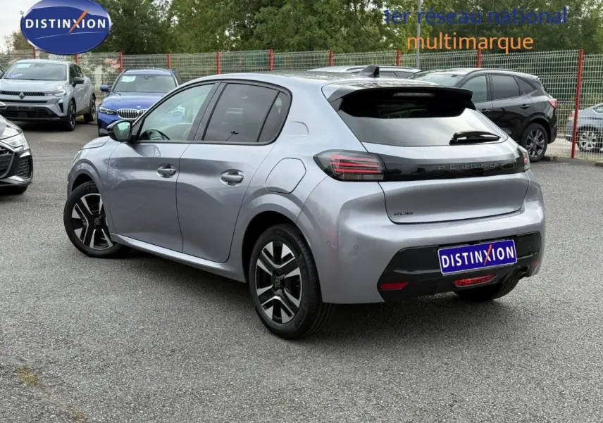 Vue 3/4 arrière droite d'une Peugeot 208 1.2 100ch gris Artense avec jantes alu et vitres teintées en extérieur.
