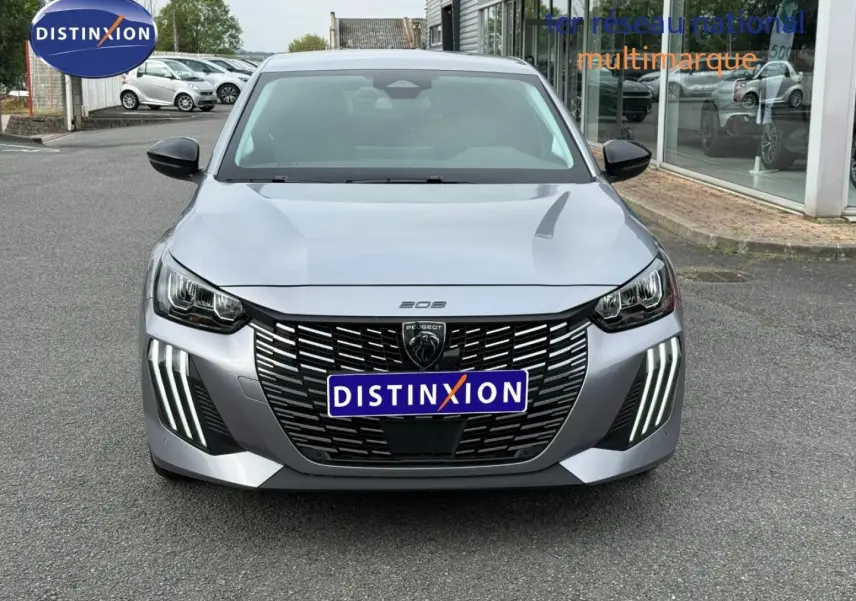 Peugeot 208 gris Artense vue de face, mettant en valeur la calandre noire et les feux LED distinctifs en griffes.