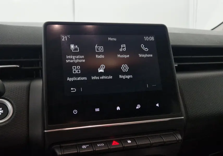 Écran tactile central de la Renault Clio V gris platine affichant le menu multimédia avec options connectées.