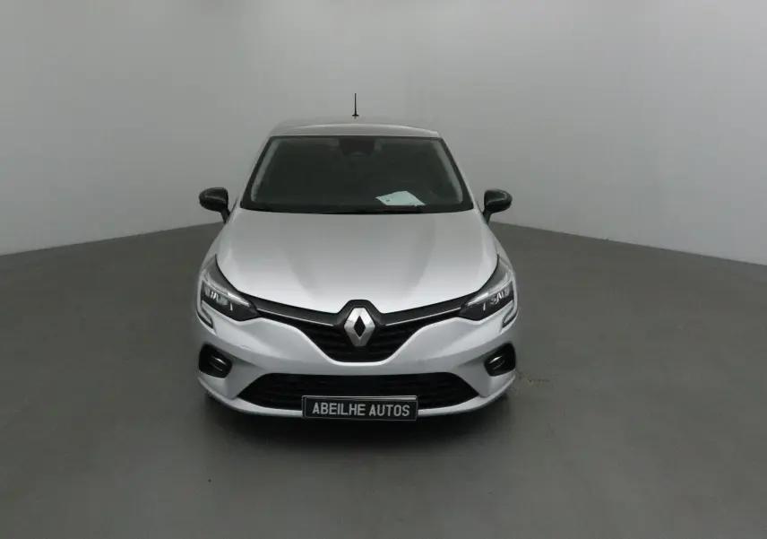 Renault Clio V gris platine vue de face avec logo distinctif et plaque Abeilhe Autos visible
