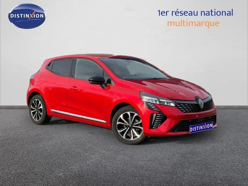 Renault Clio 2025 Rouge Flamme vue 3/4 avant droit avec jantes alu et calandre chromée sur fond neutre.