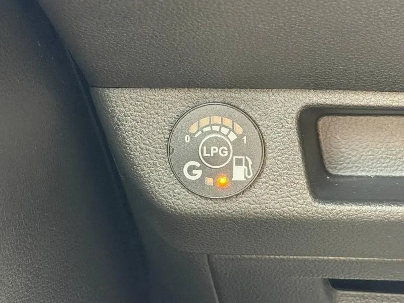 Gros plan sur l'indicateur de niveau GPL dans l'habitacle de la Renault Clio rouge Flamme 2025.