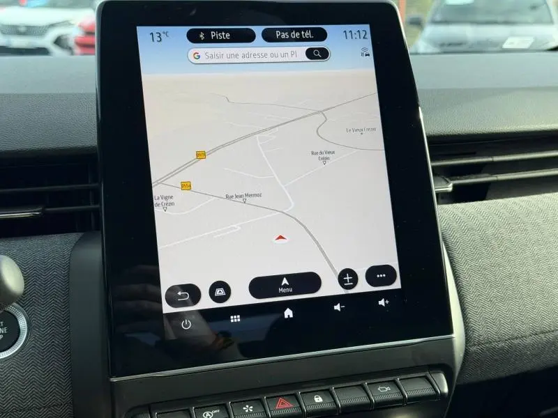 Écran tactile central du tableau de bord de la Renault Clio 2025 affichant la navigation GPS en intérieur.