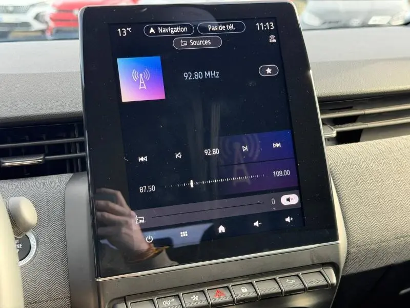 Écran tactile central de la Renault Clio 1.0 Eco-G 100ch Techno 2025, vue intérieure du tableau de bord.