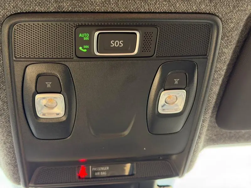 Vue en gros plan du plafonnier noir avec bouton SOS et éclairages individuels dans une Renault Clio Rouge Flamme 2025.