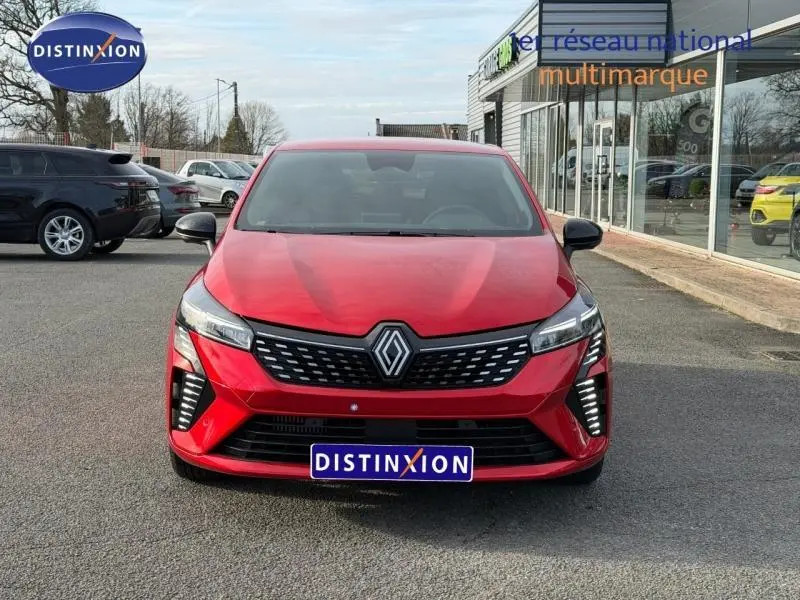 Vue frontale d'une Renault Clio 1.0 Eco-G 100ch Techno rouge flamme avec calandre noire et feux LED verticaux.