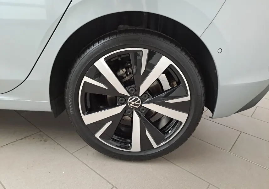 Gros plan sur la jante alliage 18'' Catania noire et argent du côté arrière droit d'une Volkswagen Golf Argent Dolomite.