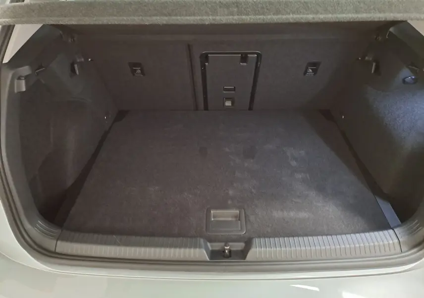 Coffre ouvert vu de l'arrière d'une Volkswagen Golf 1.5 eTSI 116 BVM6 VW Edition en Argent Dolomite.