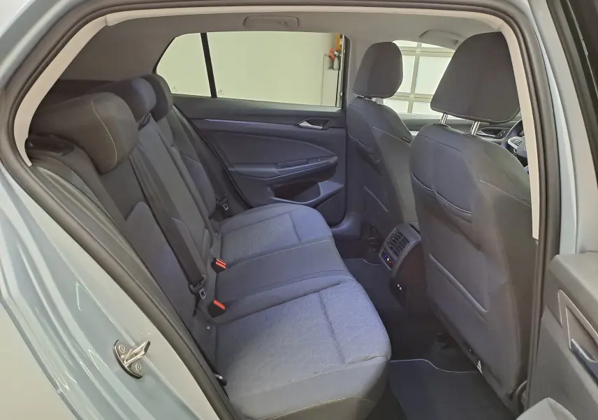 Vue intérieure côté gauche des sièges arrière gris foncé de la Volkswagen Golf 1.5 eTSI 116 BVM6 Argent Dolomite 2025.