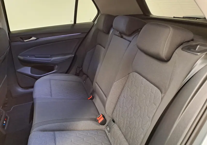 Vue intérieure côté droit des sièges arrière gris foncé de la Volkswagen Golf 1.5 eTSI 116 BVM6 VW Edition 2025.
