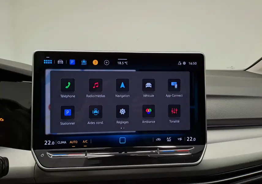 Écran tactile central affichant le menu multimédia et climatisation dans l’habitacle d’une Volkswagen Golf 1.5 eTSI 2025.