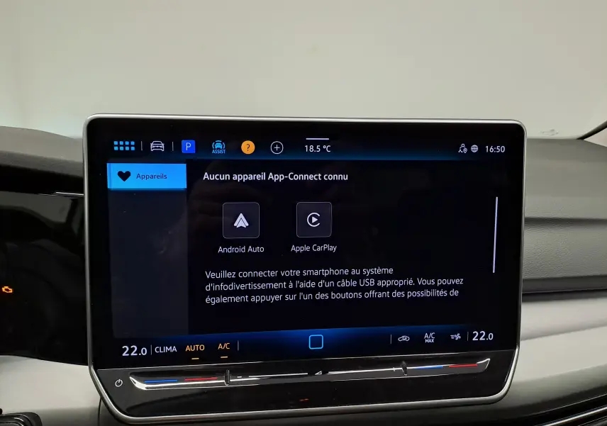 Écran tactile central de la Volkswagen Golf 1.5 eTSI 2025 affichant la connexion Android Auto et Apple CarPlay, intérieur moderne.