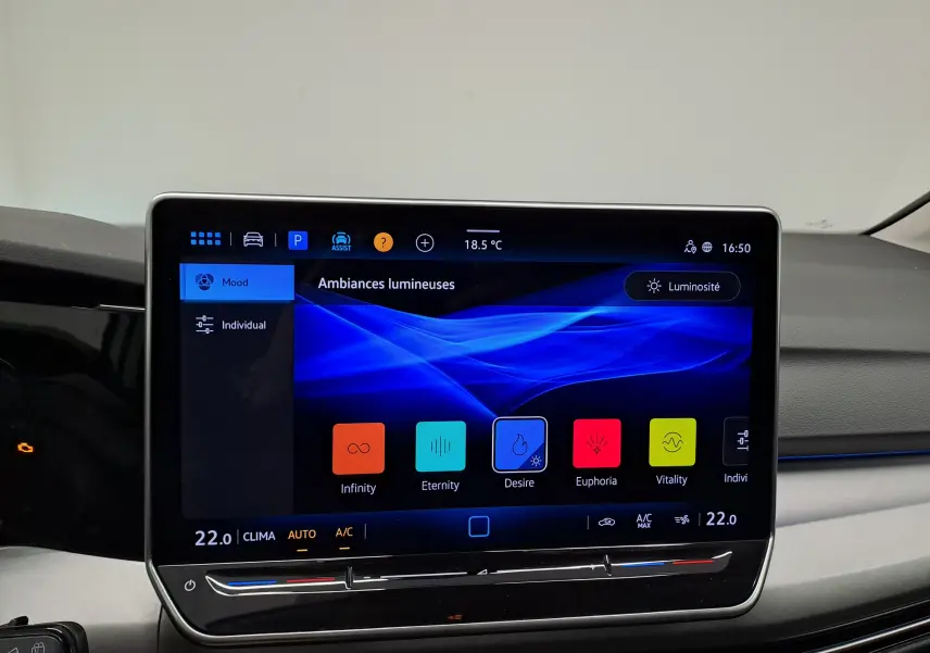 Écran tactile central de la Volkswagen Golf 1.5 eTSI 2025 affichant les options d’ambiances lumineuses, intérieur noir et gris.