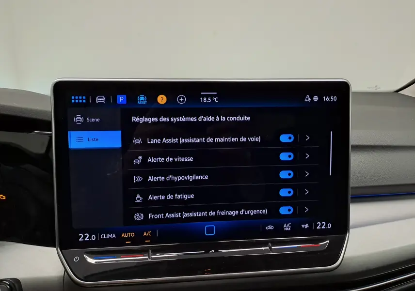 Écran tactile central affichant les réglages d'aide à la conduite dans une Volkswagen Golf 1.5 eTSI argent Dolomite.