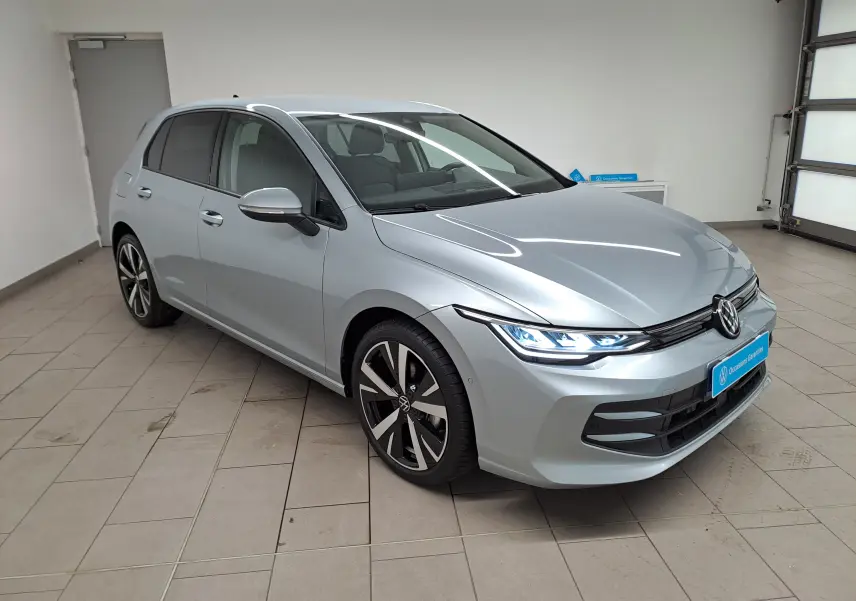 Volkswagen Golf 1.5 eTSI 2025 en Argent Dolomite, vue 3/4 avant avec jantes alliage 18'' Catania.