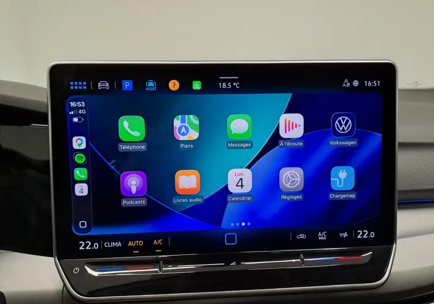 Écran tactile central affichant les applications connectées dans l’habitacle d’une Volkswagen Golf 2025.