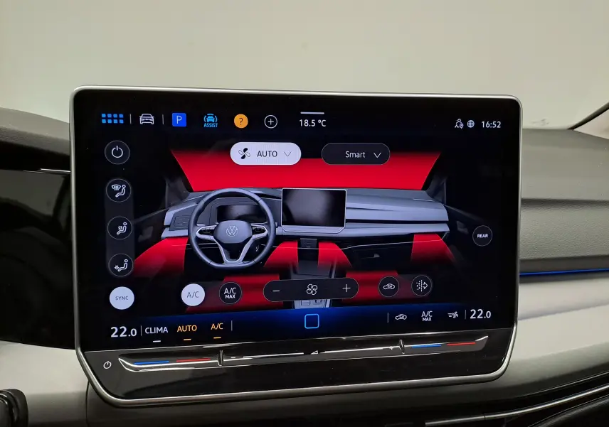 Écran tactile central de la Volkswagen Golf 1.5 eTSI 2025 affichant la gestion automatique de la climatisation.
