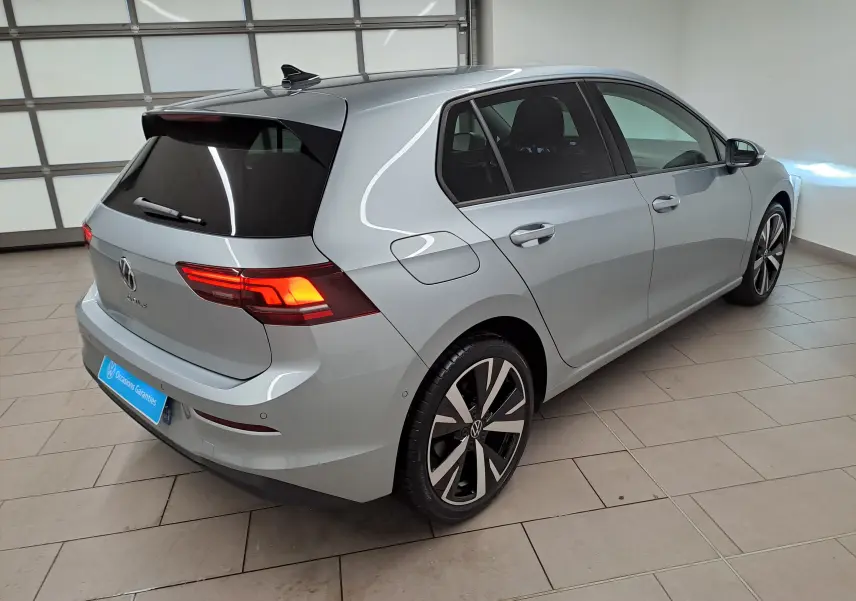 Volkswagen Golf 1.5 eTSI 2025 en Argent Dolomite, vue 3/4 arrière droit avec jantes alliage 18'' Catania.
