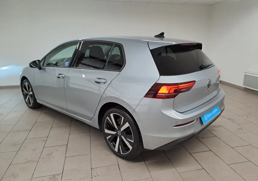 Volkswagen Golf 1.5 eTSI 2025 en Argent Dolomite, vue 3/4 arrière droit avec jantes alliage 18'' Catania.