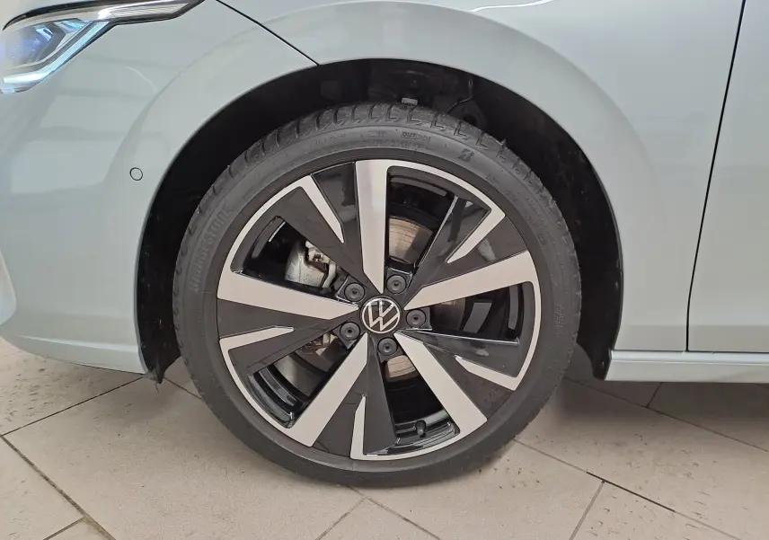 Gros plan sur la roue avant gauche de la Volkswagen Golf 1.5 eTSI 2025 en Argent Dolomite avec jante alliage 18'' Catania.