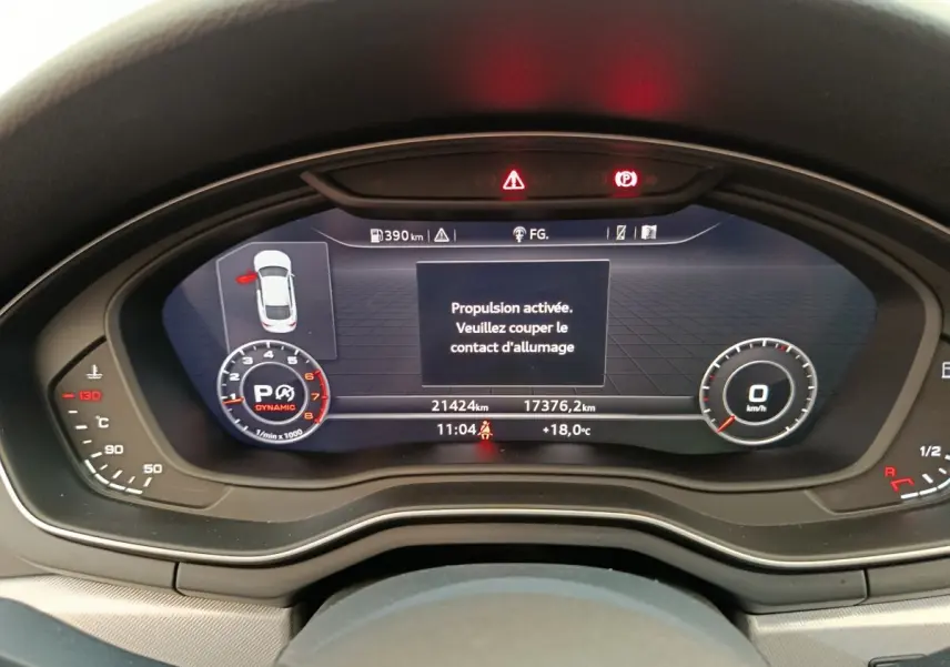 Tableau de bord numérique de l'Audi A5 40 TFSI 2019, affichage multifonctions avec message d'alerte au centre.