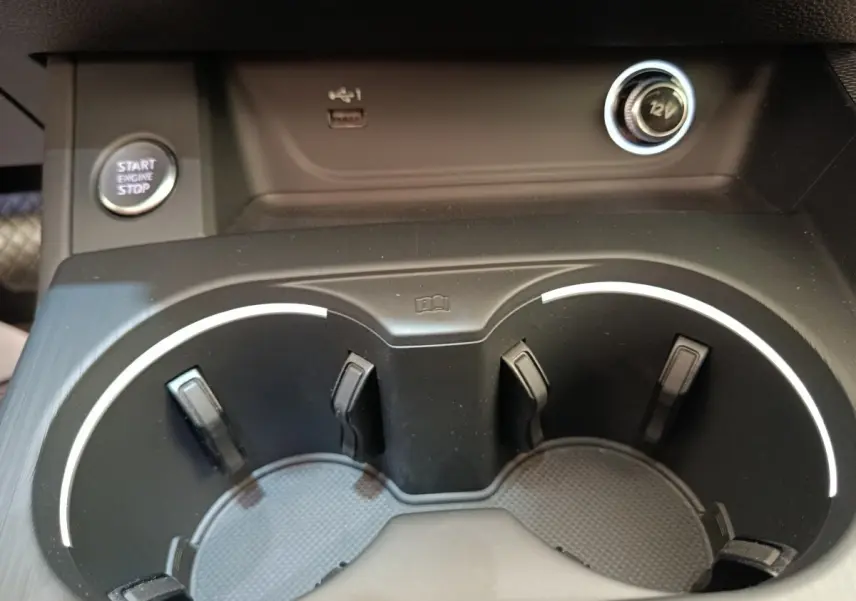 Gros plan sur les porte-gobelets et le bouton start/stop dans l’habitacle noir de l’Audi A5 40 TFSI 2019.