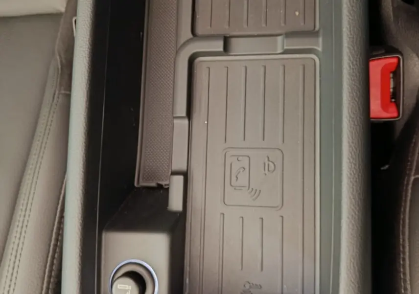 Vue rapprochée de la console centrale noire de l'Audi A5 2019, avec prise USB, AUX et chargeur sans fil.