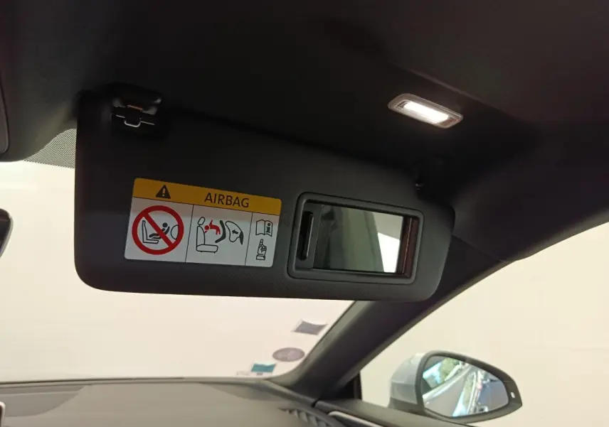 Pare-soleil côté conducteur avec miroir intégré et avertissement airbag, vue intérieure de l'Audi A5 gris clair 2019.