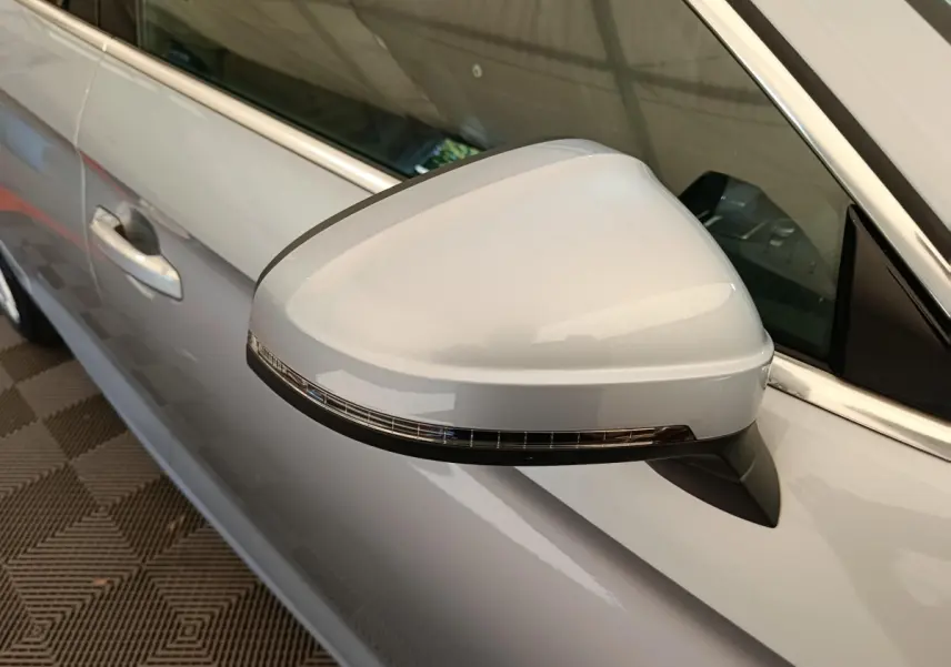 Rétroviseur droit gris clair de l'Audi A5 40 TFSI 2019 avec clignotant intégré, vue rapprochée côté passager.