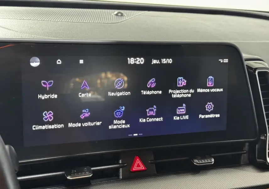 Écran tactile central du tableau de bord du Kia Sportage 2024 affichant les options de navigation et connectivité.