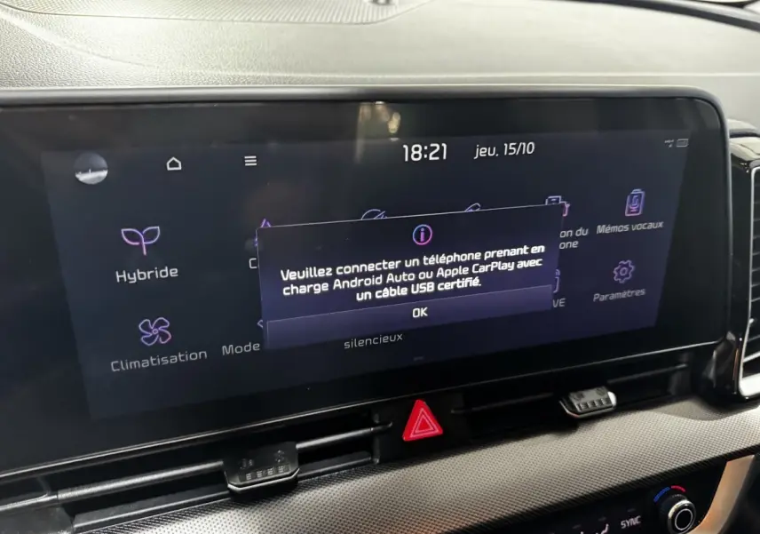 Écran tactile central du tableau de bord du Kia Sportage blanc 2024 affichant un message de connexion Android Auto.