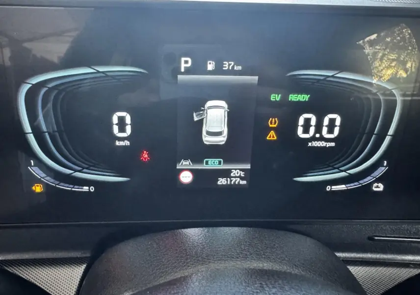 Affichage numérique du combiné d'instruments du Kia Sportage 2024, montrant vitesse, régime et alertes au tableau de bord.