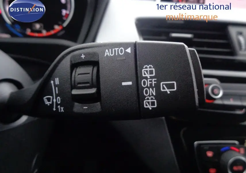 Gros plan sur la commande des essuie-glaces dans l'habitacle d'une BMW X1 blanc Alpine Metal de 2022.