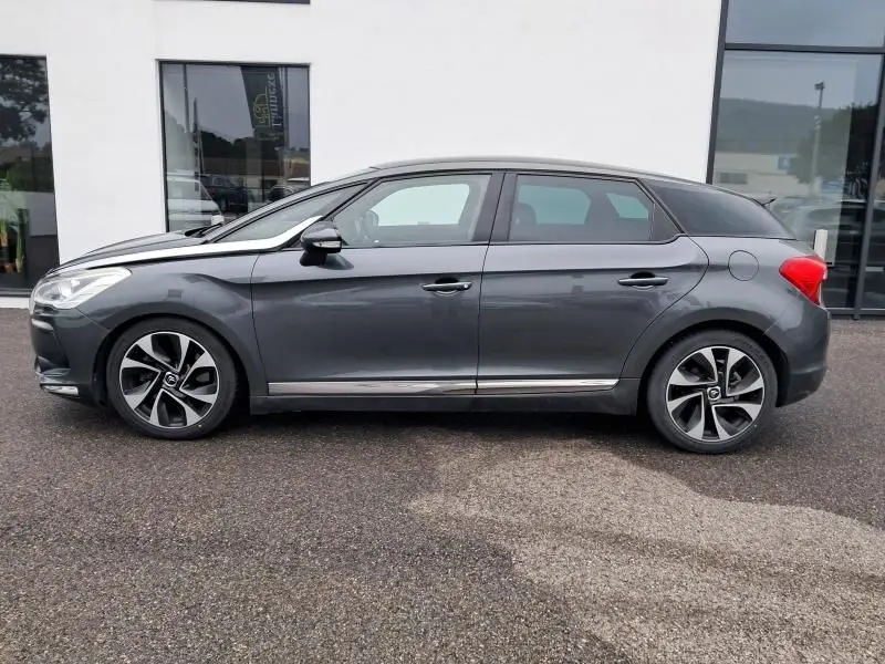 Profil côté gauche d'une Citroën DS5 gris foncé métal 2014 avec jantes sport et lignes fluides distinctives.