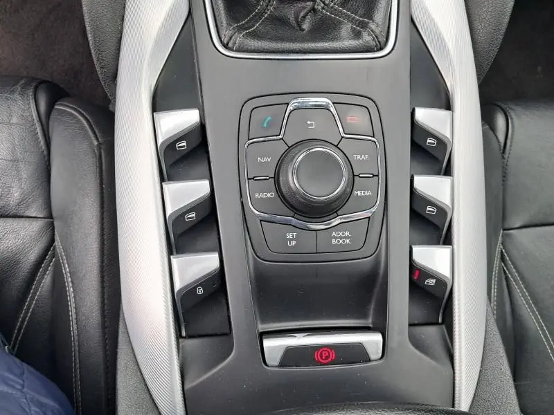 Vue plongeante sur la console centrale noire du Citroën DS5 gris foncé, avec commandes multimédia et boutons de verrouillage.