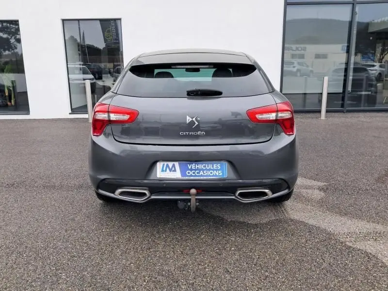 Vue arrière d'une Citroën DS5 gris foncé métal de 2014 avec double sortie d'échappement et attelage visible.