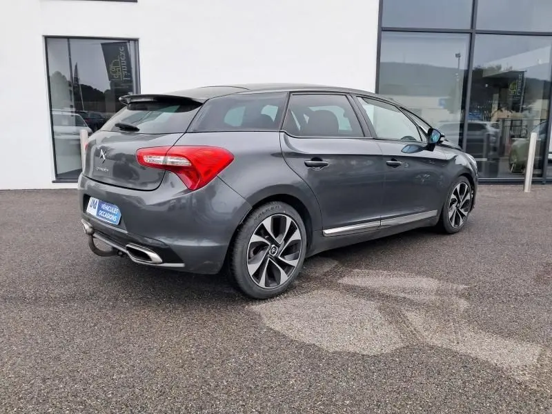 Vue 3/4 arrière droit d'une Citroën DS5 gris foncé métal avec jantes sport et feux arrière distinctifs.