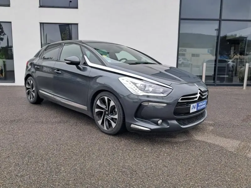 Citroën DS5 HDI 160 Sport Chic gris foncé métal vue 3/4 avant droit avec jantes alliage distinctives.